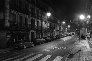 jerome devismes. une rue de nuit à Madrid en été