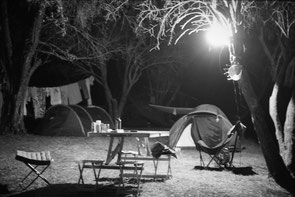 jeromedevismes. une table de camping la nuit en Corse durant l'été à Vico