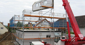 Ausbauhaus: Fertighaus über zwei Ebenen mit Rohbaumontage