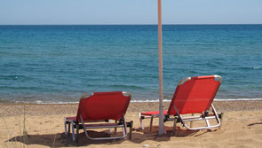 Rote Liegestühle am Menschenleeren Zaga-Strand