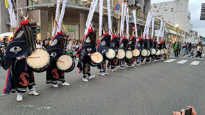 団体紹介④　岩手県立大東高等学校鹿踊部との組踊り(複数団体で踊ること)の様子。