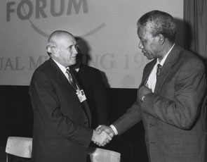 Crédit : Copyright World Economic Forum (www.weforum.org) sur Wikipédia — Frederik de Klerk & Nelson Mandela - World Economic Forum Annual Meeting Davos 1992 CC BY-SA 2.0 https://creativecommons.org/licenses/by-sa/2.0/deed.fr pas de modification effectuée