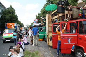 Wartende Fahrzeuge und Menschen, Aufstellplatz Karneval der Kulturen