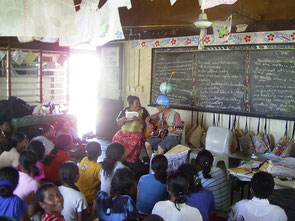 ツバルの小学校でこどもたちと歌いました