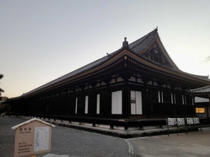 夕闇迫る三十三間堂