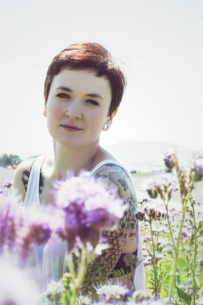Model Karen fügt sich in diese Location ein - sie ist ein Teil der Blumenwiese!