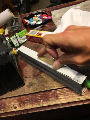 牛骨オイル漬けのスラブを削り出している作業
