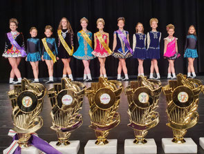 Tänzerinnen der O'Kelly Irish Dance Academy im Studio in Weiz