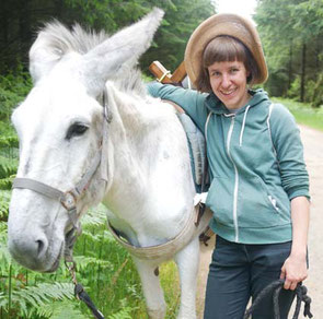 vacances en famille en Limousin : randonner avec un âne autour du lac de Vassivière