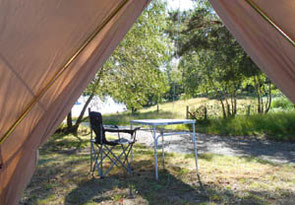 bivouac au bord du lac de Vassivière pendant votre randonnée avec un âne en limousin