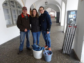 Familie Brezina bei der Reinigung der Schwalben-Nisthilfen © Heidi Liebhart