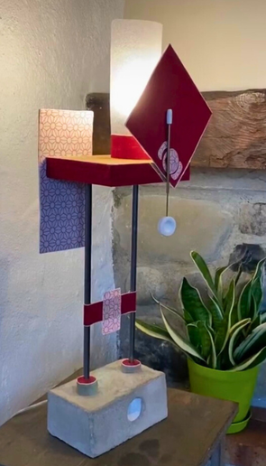 Lampe verticale artisanale sur son socle en béton. Luminaire unique en Haute Savoie à Rumilly  en acier, bois et tissus rouges. Lampe Annecy idée cadeau unique et originale. Un savoir faire unique. Artisanat d'art par Isabelle Lachat Créations