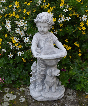 Garten Stein Statue mit Jungen mit Sonnenhut in Hand und kleinem Hund