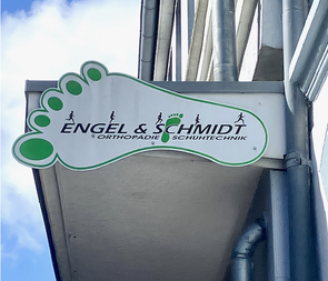 Außenansicht Logo und Fassade Ladengeschäft