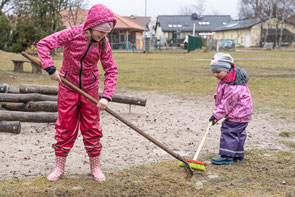 Emma und Louisa beim Frühjahrsputz