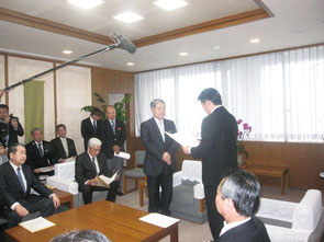 中山市長から要請書を受け取る与世田副知事(15日)
