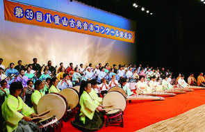 八重山古典音楽コンクール受賞者全員による「鷲ぬ鳥節」の演奏が行われた=19日夜、石垣市民会館大ホール