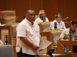 一般質問する砂川利勝氏=9月30日、県議会
