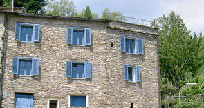 Die Ferienwohnung befindet sich im 1. Stock. Aber nur von dieser Seite. Da das Haus in den Berg gebaut ist.