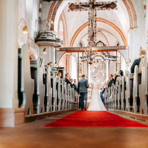 Braut wird vom Vater zur Trauung in die St. Nicolai Kirche in Mölln begleitet