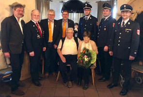 Jubilar Georg Braun sen. mit seiner Ehefrau, umringt von den Gratulanten der Kreishandwerkerschaft, Schützengilde und Feuerwehr