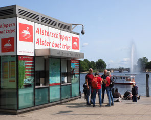 "Alsterschippern": Ticketverkauf der Alster-Touristik am Jungfernstieg in Hamburg. Foto: Christoph Schumann, 2025