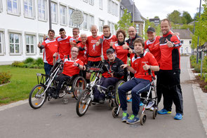 Mehrere Läuferinnen und Läufer mit und ohne Handicap.