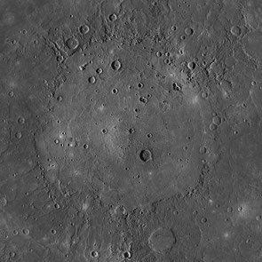 Das Mosaik auf mehreren MESSENGER-Einzelbildern vom 23. Februar 2015, zeigt das ganze Caloris Planitia. In der Mitte das Pantheon Fossae.
