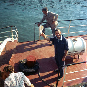 Een vissersboot met twee mannen na de visvangst i Oostende. 1975