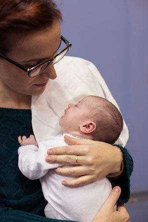 ¿Brazos sí o brazos no? Imposible imaginar lo que mil mensajes contradictorios dificultarían la toma de decisiones durante la maternidad...