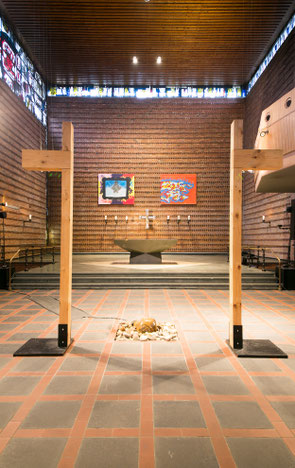 Ein halbes Kreuz der Jugendkirche Tabgah in Oberhausen wird am 8. Oktober schon einmal auf die Pilgerreise zum Dellplatz nach Duisburg geschickt. Foto: Jugendkirche OB