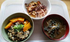 皮つきハトムギと発芽玄米のワカメ混ぜご飯の葛あんかけと、タマネギのスープ(よもぎ玄米餅のクルトン入り)、根菜の醤油漬けにはふのりをのせて