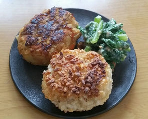 昨日のあまりものでつくった超ミニプレート(玄米の焼きおにぎり、大根葉の白ごまみそ和え、豆腐ハンバーグ)