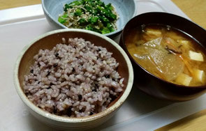 黒米玄米ご飯と、糸蕎麦サラダ。大根おろし醤油をかけて。野菜は菜の花などの春野菜を利用。