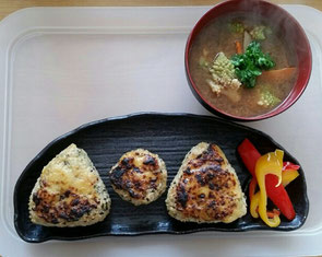 ゆず味噌(白味噌ベース)を付けて焼いた発芽玄米の焼きおにぎりと、豆味噌と麦味噌の合せ味噌でつくったお味噌汁