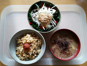 だしがら昆布とわかめの発芽玄米ご飯の混ぜご飯、スイスチャードと蓮根、玉葱のサラダ(白味噌とゴマとクルミダレ)、玉葱とふのりのお味噌汁(黒豆味噌を使用)