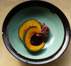 小豆南瓜もどきの小豆と南瓜(笑)。腎臓が弱っているときに、体内の余分な水分を排出するお手伝いをしてくれます。ただし、その用途の場合は、砂糖は使わず塩のみで味付けを。