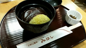 餅ひえ団子のおしるこ。餡子が少し甘かったのですが、餅ひえは、お塩だけで炊き込んだものを団子にしたシンプルかつひえの旨味をしっかりいただける1品。こちらも美味しゅうございました(^人^)