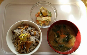 朝ごはんは、胡麻の炊き込みご飯。洗い胡麻を入れて炊き上げた白米(玄米もおすすめ)に人参としいたけ、油揚げ、ごぼうをお醤油で煮つけたものを混ぜました。半分混ぜご飯ですね(笑)今日は、飯塚農園さんの人参を入れました。上のサラダは、蒸かしたジャガイモと生の大根とにんじんに、麦味噌と白練り胡麻をリンゴジュースでのばしたドレッシングに混ぜたサラダ。