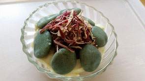 豆乳と薩摩芋(はるか)のクリーム白玉。白玉にはよもぎで緑を。サツマ芋の皮がもったいないので上に乗せましたが、乗せすぎて、見た目もお腹もいっぱいな仕上がりに。中央には餡子が入っています。