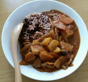小豆玄米のベジカレー(お肉の代わりに油揚げを。ルーはベジカレー用のルーで、母作のケチャップを1カップほど。甘味は米飴とメイプルシロップを。野菜は大根、ニンジン、ジャガイモ、菊芋、ごぼうなど)