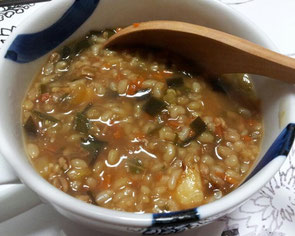玄米おじや(麦味噌、こんぶ、人参や大根のみじん切りをクツクツ煮込みます。昔からある日本の家庭の味ですね)