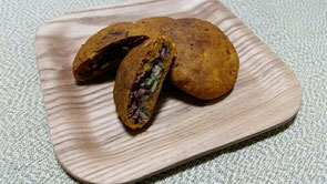 小豆と南瓜が余ったので（笑）味と食感を変えるために、マクロビ風カボチャクッキー（砂糖不使用）を作ってみたら、こんな感じに。小豆の中に、かぼちゃの種を入れてみました。小麦粉を少なめにし、カボチャの水気と大さじ１弱の胡麻油と一つまみのお塩のみ使用。結果的に、カントリーマームのような触感に！