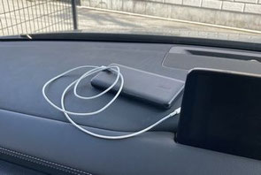 ダッシュボードにモバイルバッテリーを放置しない