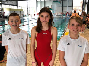 Die drei Marathonschwimmen: David Lange, Leonie Haering, Jonah Schupp (Geburtstagskind)