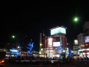 駅西側のロータリーは夕方、待ち合わせの人たちでにぎわいます