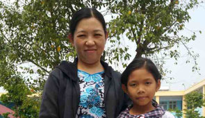 Nguyễn Kỳ Song Song and her mother