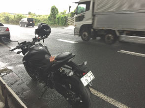 湾岸道路端に停めて小休止