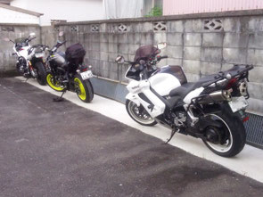 VFR800?と奥はCBか?先客