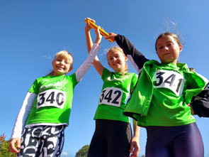 Emilia, Katharina und Hannah feiern ihren Erfolg